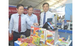 Phó Chủ tịch UBND TPHCM Dương Anh Đức tham quan gian hàng sản phẩm công nghiệp chủ lực, sản phẩm tiềm năng của TPHCM giới thiệu tại hội nghị. Ảnh: CAO THĂNG