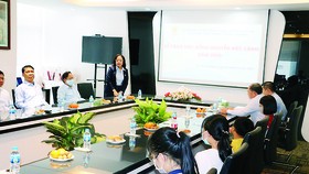 Đồng chí Phan Thị Sang, Phó Tổng giám đốc, Chủ tịch CĐCS Công ty phát biểu tại buổi lễ trao học bổng