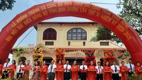 Lãnh đạo tỉnh và các sở, ban ngành, địa phương cắt băng khánh thành và khởi công các công trình chào mừng Đại hội đại biểu Đảng bộ tỉnh lần thứ XI. Ảnh: Báo Bình Dương