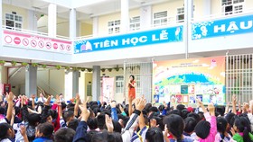Mang sách về trường học