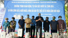 Đại diện Công ty VWS, ông Kevin Moore, Giám đốc Điều hành Công ty VWS tặng quà cho người dân có hoàn cảnh khó khăn