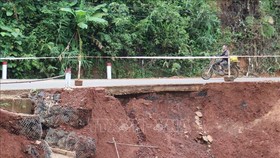 Thi công đoạn đường sạt lở nối Bình Phước - Lâm Đồng