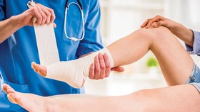 Xoa bóp giảm đau gan bàn chân