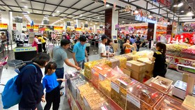 Thị trường giáp tết: Doanh nghiệp bung hàng, tăng khuyến mãi