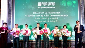 Phúc Khang tặng căn hộ và sổ đỏ cho nhân viên tổng trị giá 60 tỷ đồng