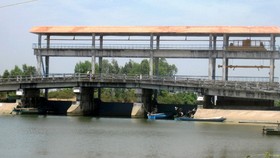 Cắt luồng giao thông thủy để đắp đập ngăn mặn ở Kiên Giang