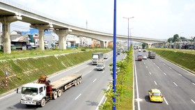 Phát triển mạnh hạ tầng giao thông phía Đông