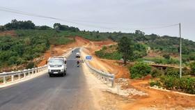 Những con đường “trăm tỷ” xuyên bản làng