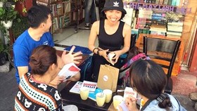 Uống cà phê trả tiền bằng sách