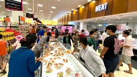 Mua sắm tại siêu thị ở quận Tân Phú. Ảnh: CAO THĂNG
