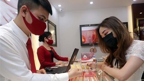 Giá vàng SJC tiếp tục tăng, giao dịch quanh mức 59,6 triệu đồng