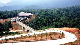 Khu du lịch sinh thái-tâm linh Tây Yên Tử giữa vùng rừng núi.