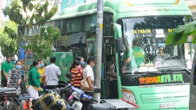Xe đón khách trên đường Trần Phú, quận 5 Ảnh: CAO THĂNG