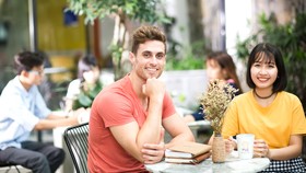 Bạn trẻ tham gia các lớp ngoại ngữ với người bản xứ