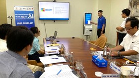 Hội đồng chấm giải trực tiếp với các đội dự thi Ứng dụng trí tuệ nhân tạo