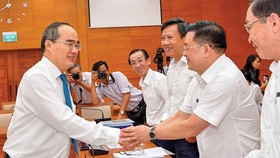 Bí thư Thành ủy TPHCM Nguyễn Thiện Nhân cùng các đại biểu tại hội nghị Ảnh: VIỆT DŨNG