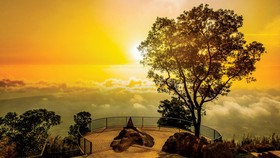 Một điểm du lịch ngắm hoàng hôn trên núi Bà Đen, Tây Ninh.