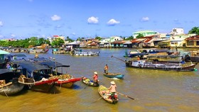 Mở du lịch đường sông khai thác kinh tế đêm tại chợ nổi Cái Răng
