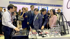 Chủ tịch UBND TPHCM Nguyễn Thành Phong tìm hiểu khả năng kết nối sản phẩm công nghiệp hỗ trợ tại Hội chợ công nghiệp hỗ trợ Việt Nam cuối năm 2019.