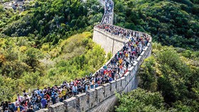Cuộc sống đang trở lại bình thường ở Trung Quốc. Tiêu dùng, đặc biệt là tiêu dùng dịch vụ, đang được phục hồi. Nhu cầu bị dồn nén cuối cùng đã được giải phóng. Larry Hu, nhà kinh tế trưởng về Trung Quốc của Macquarie Group