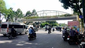 Cầu vượt bộ hành trên đường Hoàng Minh Giám thưa vắng bóng người.