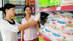 Mua đường tinh luyện tại một cửa hàng ở huyện Hóc Môn Ảnh: Cao Thăng