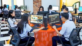 Học sinh Trường Trần Đại Nghĩa (TPHCM) đang khai thác thông tin internet và kho tài liệu của trường hỗ trợ việc học tập. Ảnh: HOÀNG HÙNG