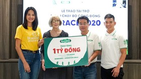Ông Võ Hoàng Anh - Giám đốc tiếp thị cấp cao NutiMilk trao tặng 1 tỷ đồng cho đại diện hai tổ chức xã hội là Newborns Việt Nam và Operation Smile.