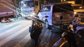 Xe ô tô “điên” tông nhiều xe máy khiến nhiều người bị thương
