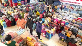 Hoạt động bán buôn, bán lẻ ở chợ Bình Tây (TPHCM). Ảnh: CAO THĂNG