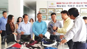 Tìm hiểu sản phẩm tại Công ty CP Công nghiệp hỗ trợ Minh Nguyên (Khu Công nghệ cao TPHCM), một doanh nghiệp do kiều bào tạo lập. Ảnh: VIỆT DŨNG