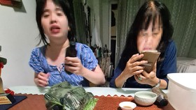 Bà Nguyễn Thị Bích Ngọc và con gái giới thiệu về công dụng “chai thuốc chữa bách bệnh”