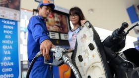 Giá xăng dầu tăng 576 đồng/lít