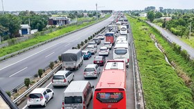 TPHCM kết nối ĐBSCL chỉ mỗi cao tốc TPHCM-Trung Lương dài 40km nhưng đã xuống cấp nghiêm trọng vì không có đơn vị quản lý.