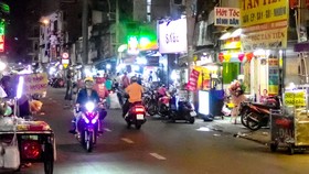 Đường Nguyễn Thượng Hiền rộn ràng về đêm với nhiều món ăn ngon hợp khẩu vị Ảnh: HOÀNG HÙNG