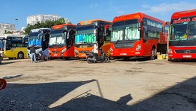 Hàng chục xe đậu đợi khách bên trong bãi xe 391 Đinh Bộ Lĩnh, quận Bình Thạnh, TPHCM. Ảnh: ĐOÀN HIỆP