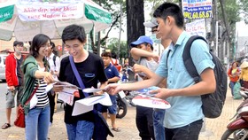 Môi giới nhà đất quay lại phát tờ rơi khi bị hạn chế nhắn tin, gọi điện quảng cáo
