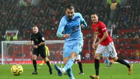 Jay Rodriguez ghi bàn ấn định chiến thắng trước Man United.