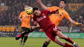 Kết quả và xếp hạng vòng 24: Thắng Wolves, Liverpool bứt xa 16 điểm