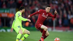 Andy Robertson (phải) cố gắng đi bóng qua Lionel Messi