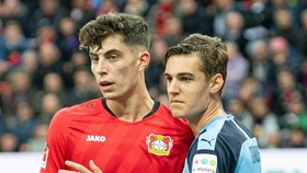 Kai Havertz (trái) sẽ giúp leverkusen giành điểm ở Gladbach