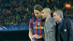 Jose Mourinho đến sau lưng khi Pep đang chỉ đạo Ibrahimovic