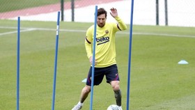 Leo Messi dính chấn thương trong buối tập.