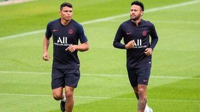 Neymar và Thiago Silva (trái)