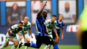 Romelu Lukaku sút thắng quả 11m cho Inter Milan trong trận hòa Sassuolo 3-3