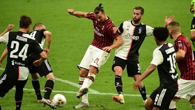 Zlatan Ibrahimovic đưa bóng vào lưới Juventus trong hiệp 1