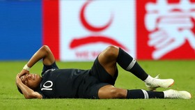 Kylian Mbappe đau đớn lăn lộn trên sân