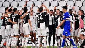 Các cầu thủ Juve ăn mừng chiến thắng