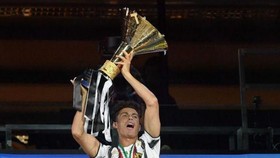 Ronaldo giương cao scudetto
