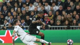 Raheem Sterling (Man City) vượt qua hậu vệ Carvajal (Real Madrid)